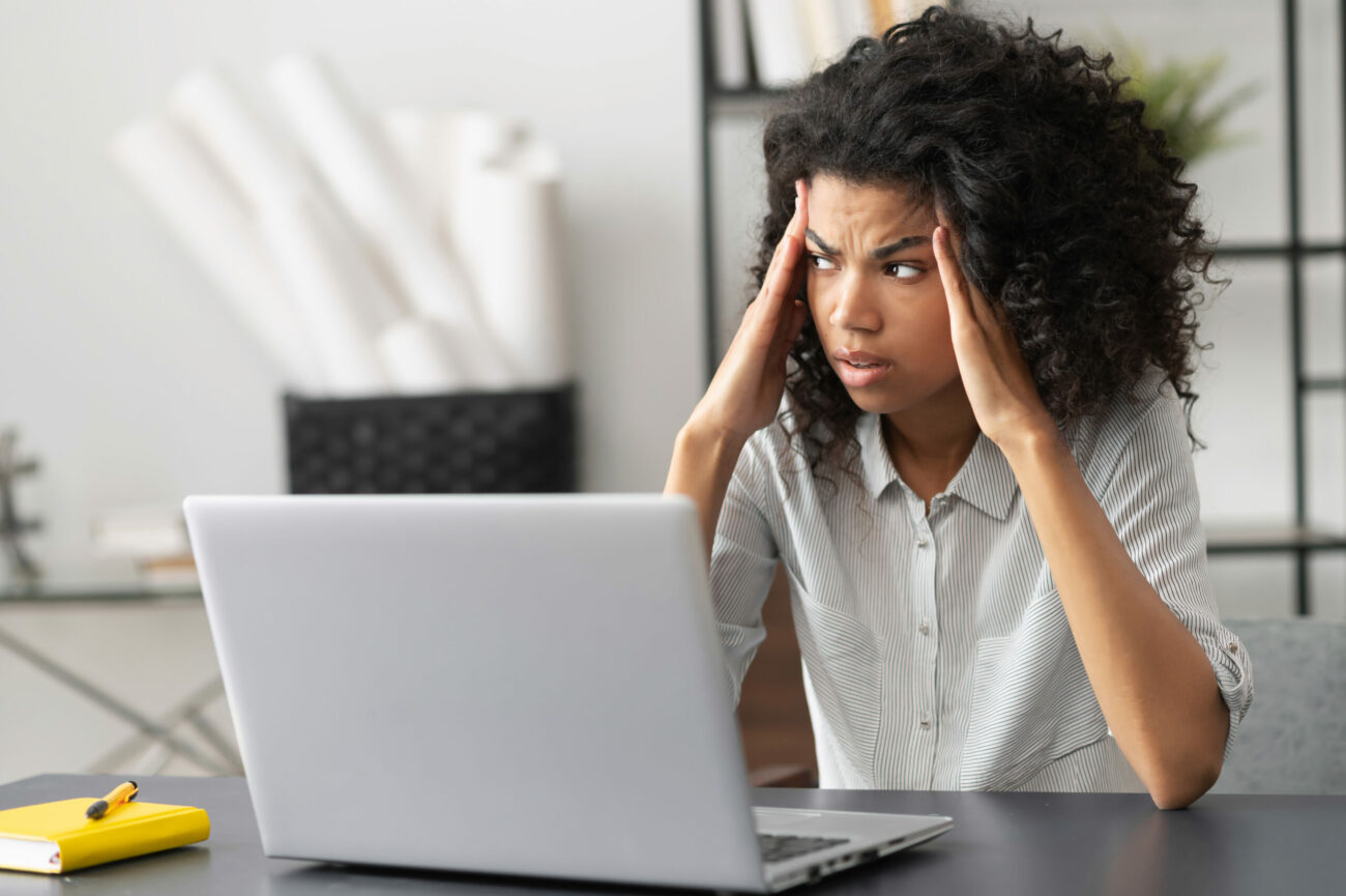 Femme énervée par le bruit au travail